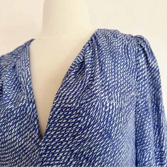 Joie Silk Top Blue and White Geometric Print Popover Shirt Blouse Size XS - Picture 2 of 7